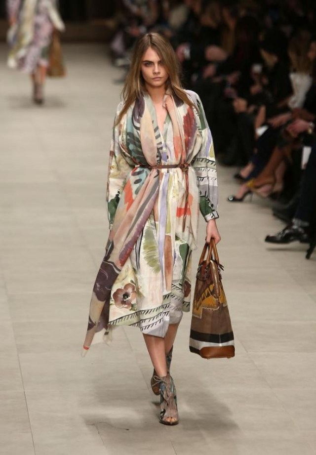 Akvarel-farebné kvety-farebné výtlačky-Burberry-Collection-2014-cara delevingne Jeseň-Zima-Motívy-Trend-Akvarel-Kvety-Farebné-Kolekcia Burberry-2014-cara-delevingne