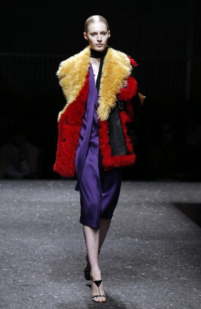 Kolekcia Prada na jeseň-zima 2014-jemné hodvábne šaty indigovo-modré s kožuchom Módna prehliadka-Prada-mäkké-hodvábne šaty-indigovo-modré-kožušinové-kabáty-plyšové-zimné-14