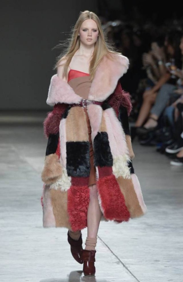 Patchwork zimný kabát v štýle 70. rokov Topshop Unique zimná kolekcia Patchwork-zima-kabát-Londýn-týždeň módy-2014-70.roky-štýl-Topshop-jedinečný