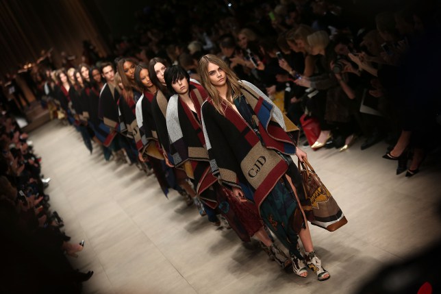 Luxusné peleríny na zimnej monogramom módnej šou Burberry-2014 Luxusné peleríny-prikrývky-na-zimu-monogramované-Burberry-módna show-2014
