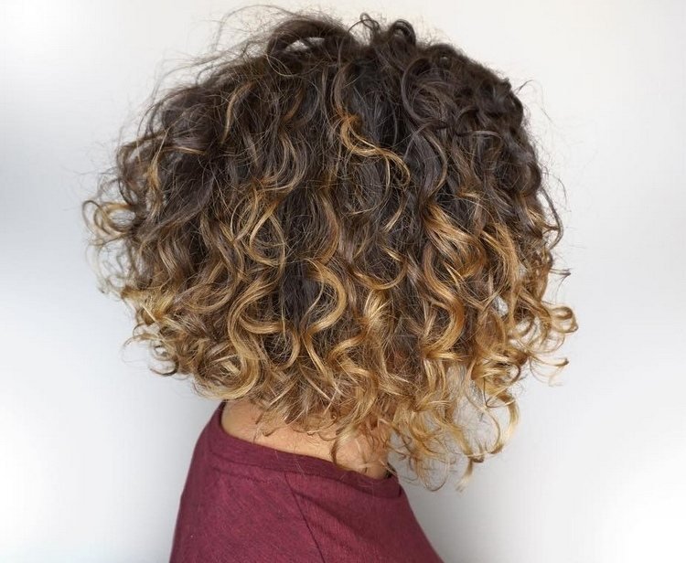 Dlhý bob strednej dĺžky pre prirodzené kučery s balayage