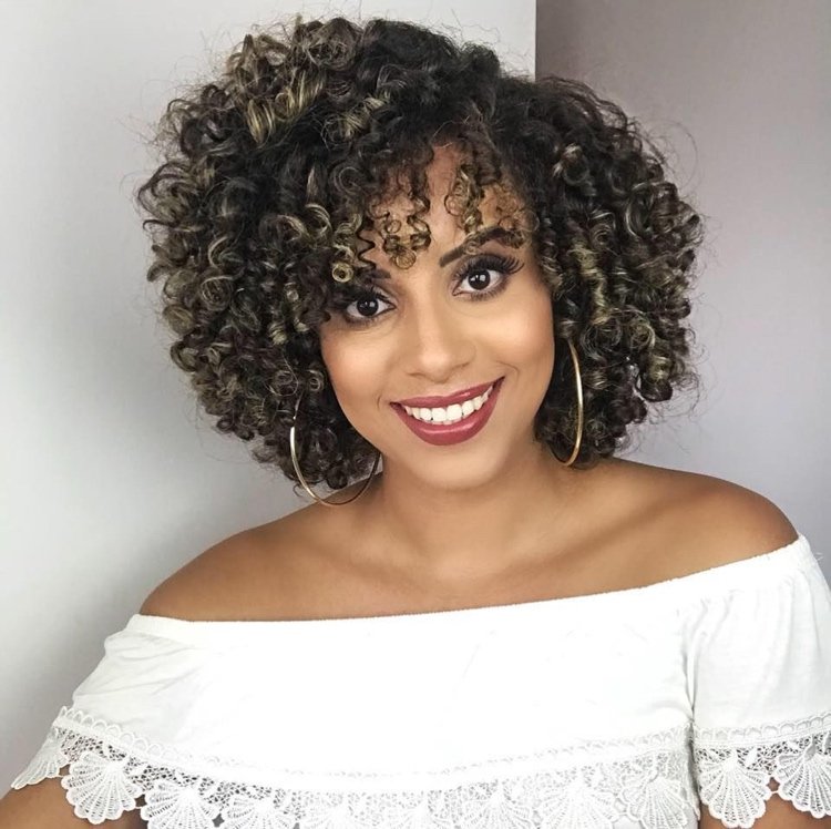Afro vlasy vrstveného strihu a melíru
