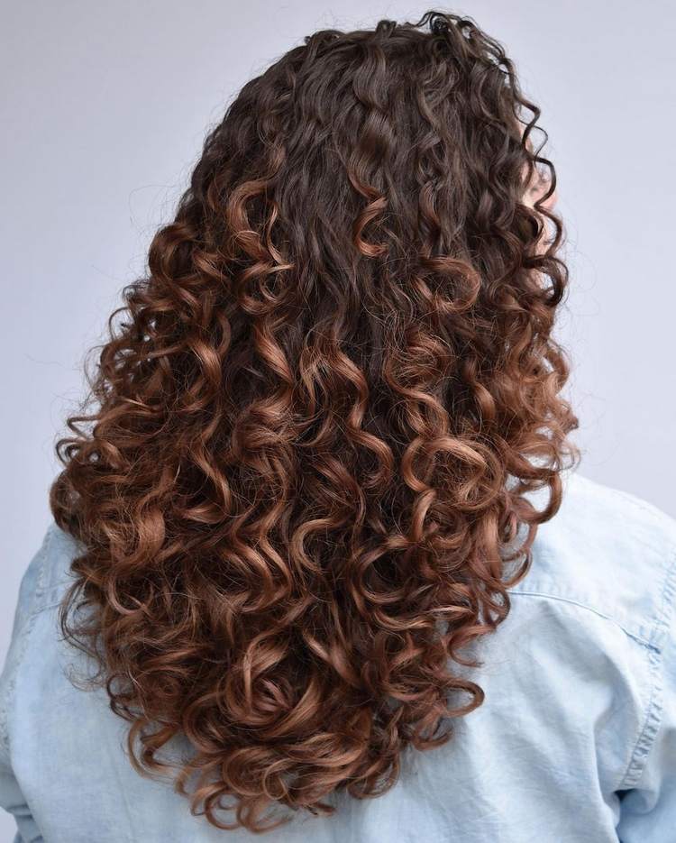 Strih na dlhé husté kučeravé vlasy so škoricovou balayage