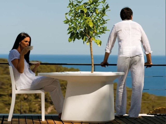 Plastový záhradný stôl na stromček s kvetináčom a balkónom Kvetináč s balkónom má krásny dizajn