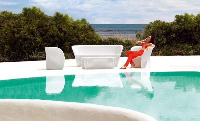 Záhradný nábytok záhradný stôl biely plast moderný tvar dvojmiestna pohovka z bieleho plastu moderného tvaru