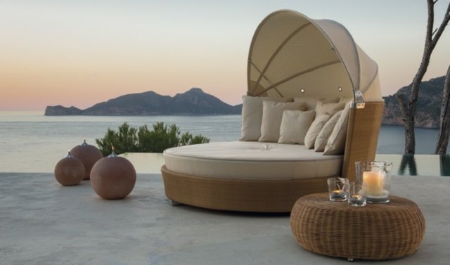 Polohovací záhradný bočný stôl ratan malý okrúhly Záhradný bočný stolík ratanový malý okrúhly vo farbe prírodného dreva