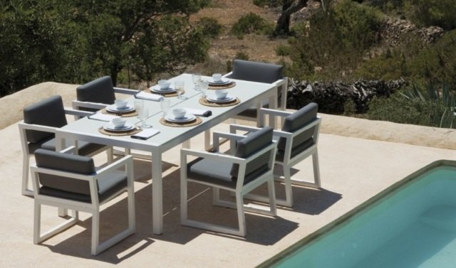 Záhradný stôl a jedálenský kút sú útulné a pohodlné Z jedálenského priestoru sú útulné pohodlné sivé stoličky