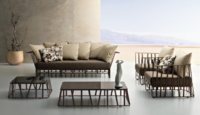 moderný záhradný nábytok stôl kovová hnedá farba Stolné kovové dekoračné vankúše hnedej farby