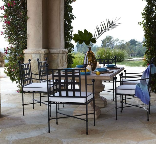 Záhradný mramorový záhradný stôl s kamennou podlahou a terasou Klasické kovové stoličky na terase a kovové terasy