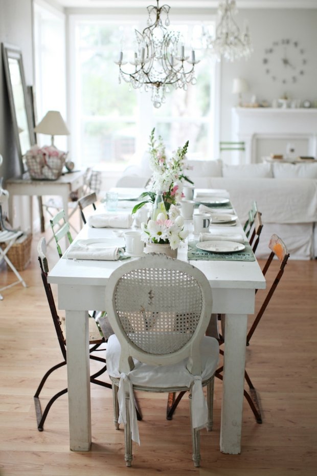 Ošumelá elegantná jedáleň zariadená krištáľovým lustrom z bieleho krbu