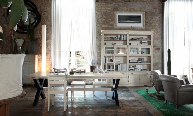 Plochý ošumělý elegantný nábytok, eklektická zmes nápadov na štýly