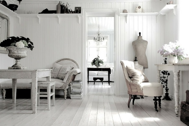 Nastavený v čiernobielom toaletnom stolíku, nástenný policový systém