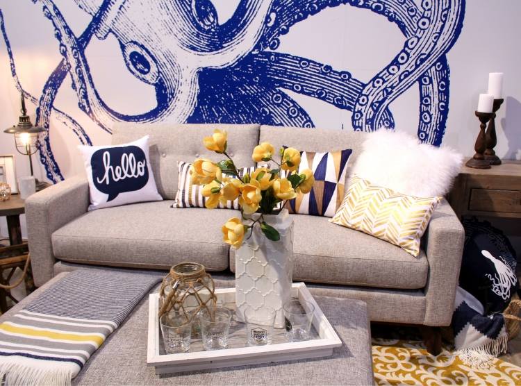 námorné deko-nápady-gauč-vankúše-sivá-stena-deko-chobotnica-tmavomodro-biela