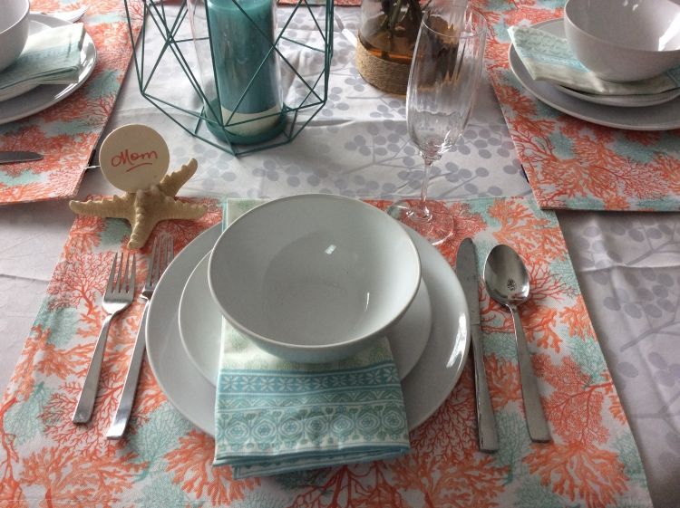 námorná dekorácia-nápady-stôl-dekorácia-hviezdice-riad-bežec-príbor-koralový vzor