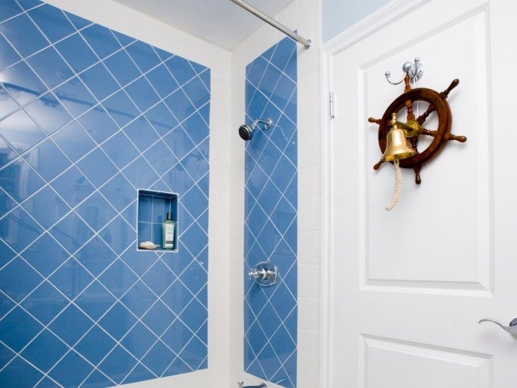 námorná výzdoba-nápady-kúpeľňa-modro-biela-zvon-kormidlo-dvere