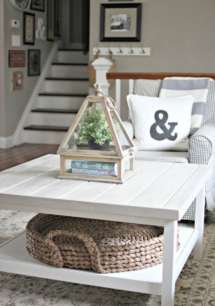 námorné-deco-nápady-obývačka-kreslo-poťah-kockovaný-vankúš-konferenčný stolík-prútené