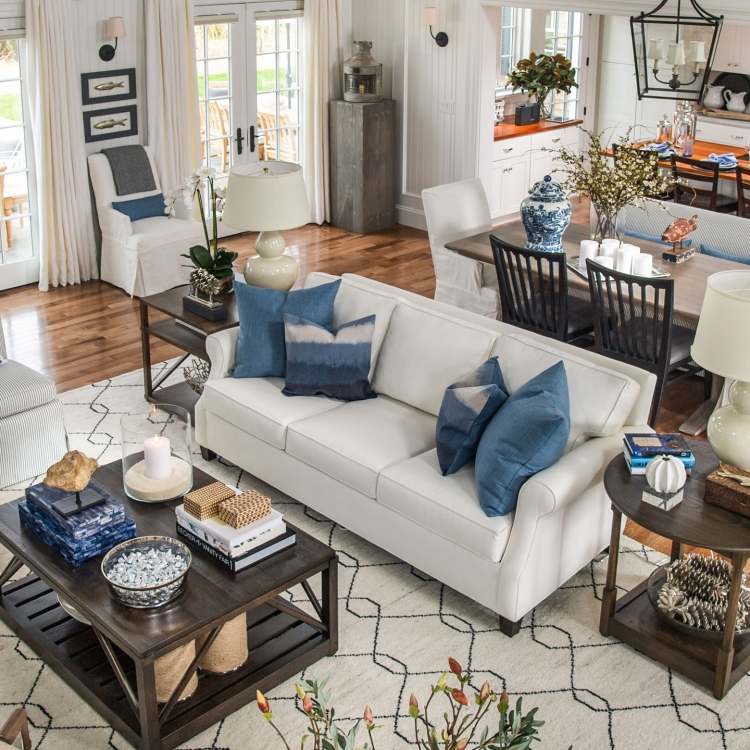 námorné-deco-nápady-obývačka-gauč-vankúše-tyrkysová-stolná lampa-sviečka-závesy