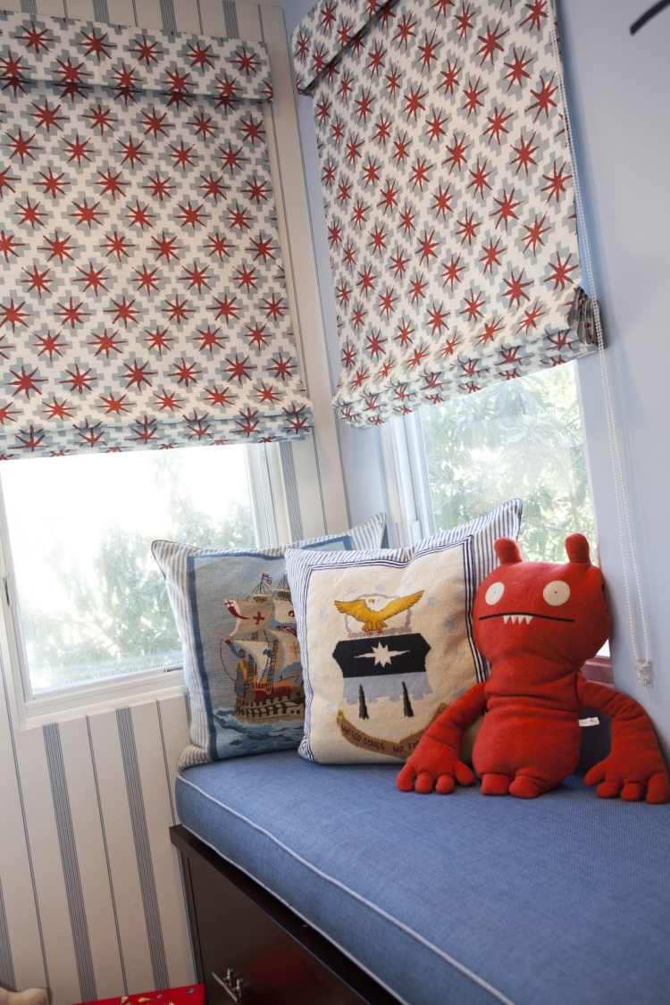 námorné-deco-nápady-lavica-čalúnenie-vlau-vankúšové motívy-rolety-červeno-biele