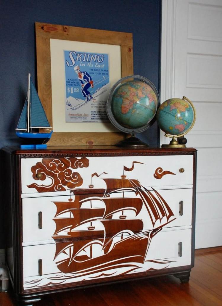 námorné-deco-nápady-komoda-schuff-zásuvky-zemeguľa-obraz-drevo