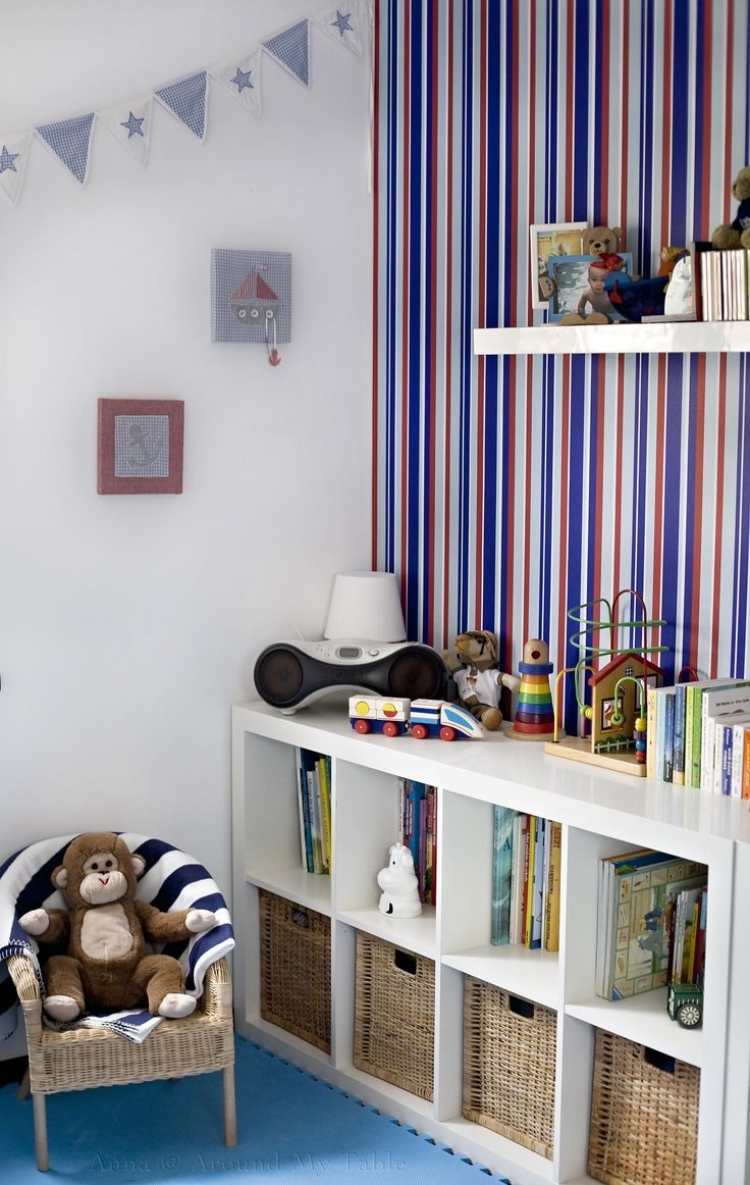 námorné-deko-nápady-detská izba-stena-polica-tapety-pruhy-koše-prútené hračky