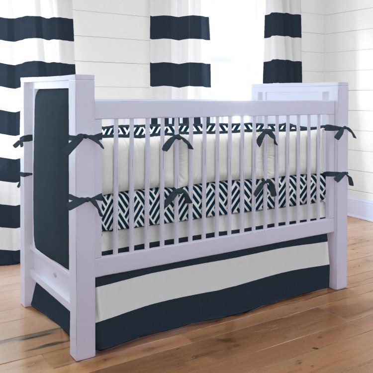 námorné-deco-nápady-detská posteľ-biela-tmavomodrá-drevená podlaha-sladká