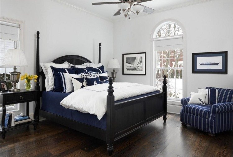 námorné-deco-nápady-spálňa-posteľ-čierna-biela-tmavo modrá-kreslo-nočný stolík-ventilátor-drevená podlaha