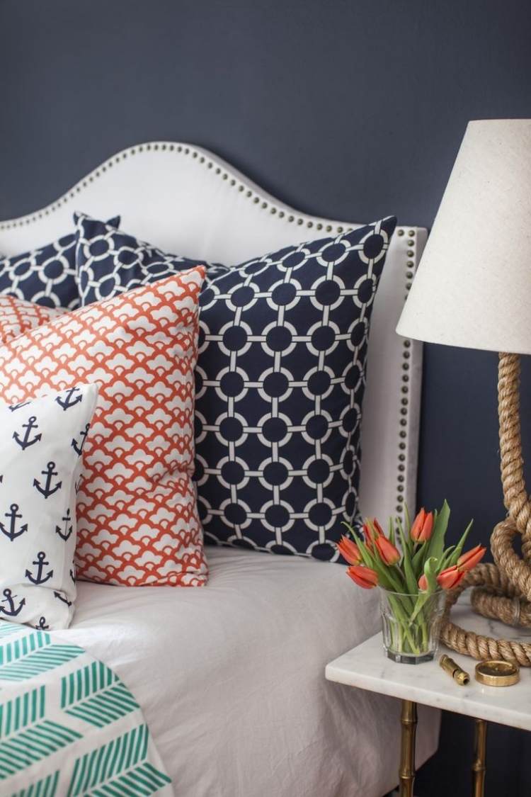 námorné-dekoratívne-nápady-posteľ-nočná lampa-čelo postele-čalúnené-vankúš-posteľná bielizeň-vzor-