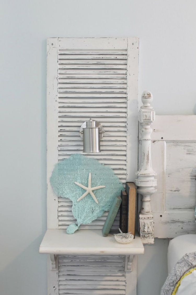 námorné-deko-nápady-okenice-spálňa-hviezdice-biela-posteľ-starožitné-maľované