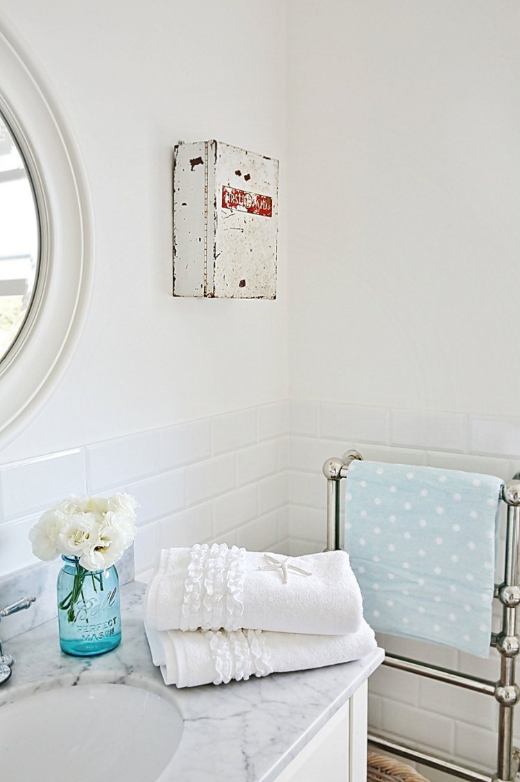 námorné-deco-nápady-kúpeľňa-biele-armatúry-mramorové-horné-umývadlo