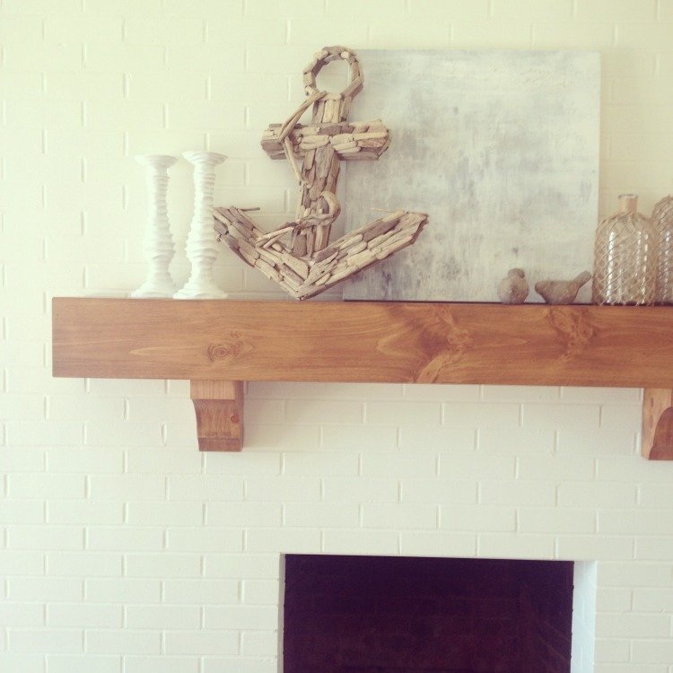 námorné-deco-nápady-krb-biela-drevené-policové-kotvy-naplavené drevo-fľaše