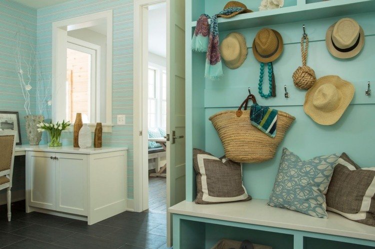 námorný-deco-nápady-predsieň-stena-šatník-lavica-biely-svetlo modrý-slamený klobúk