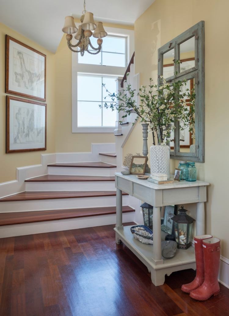 námorné-deko-nápady-chodba-schodisko-námorníctvo-kredenc-zrkadlo-rámy okien