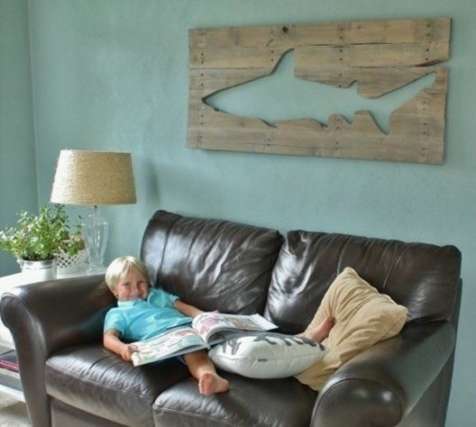 Dizajnový nástenný dekoračný nábytok z drevenej palety