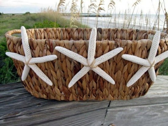 Ratanový kôš zdobí hviezdice a organizuje exkurziu