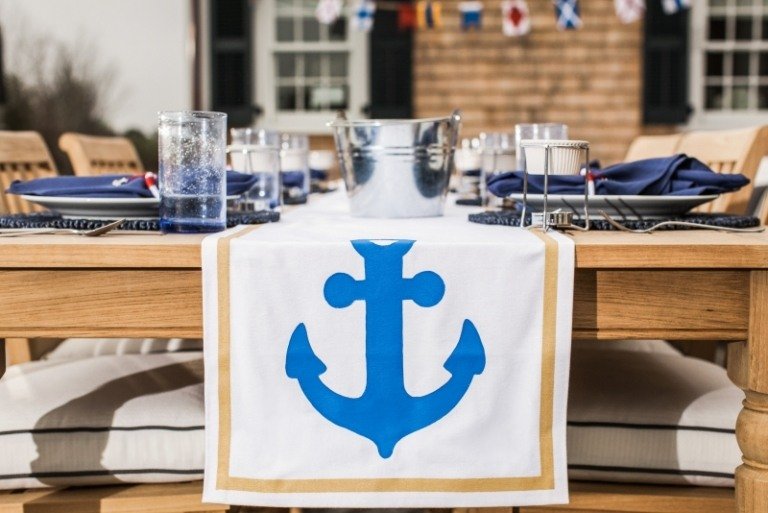 námorná dekorácia-jedálenský stôl-drevený-behúňový-sedací vankúš-riad-biely-tmavo modrý