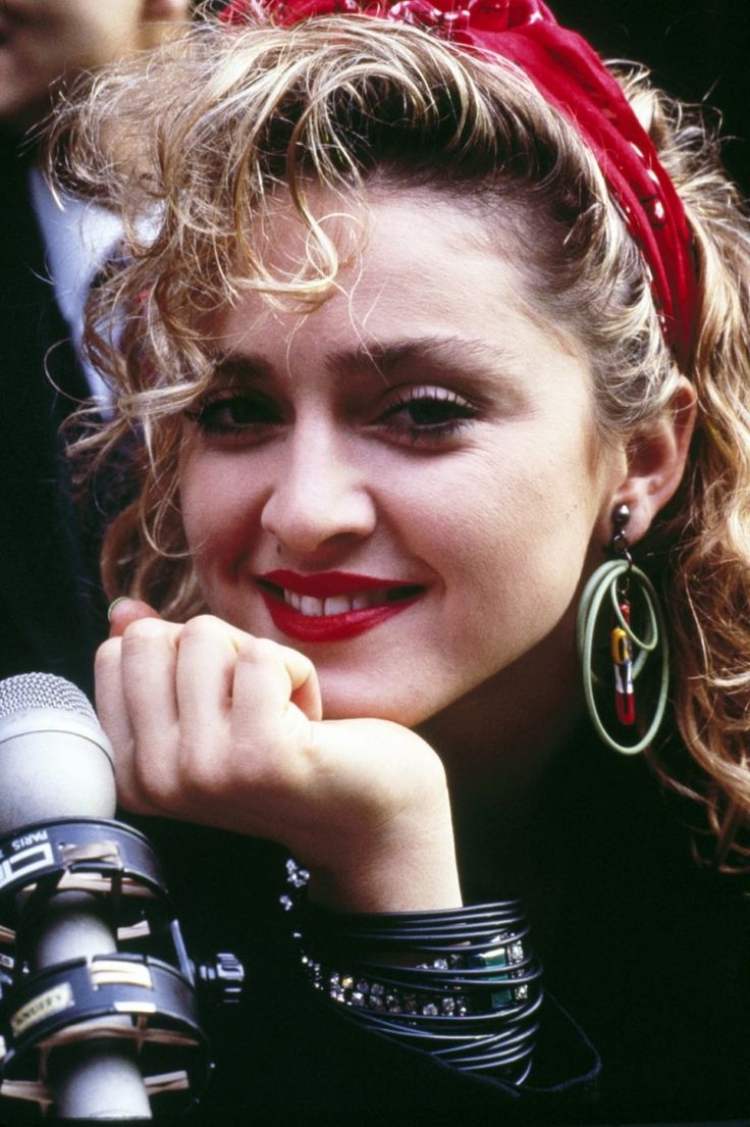 Madonna v 80. rokoch diktovala módu mladšej generácii Účesy z 80. rokov-čelenka-čelenka-náušnice-kostýmové šperky-červená-rúž-madona