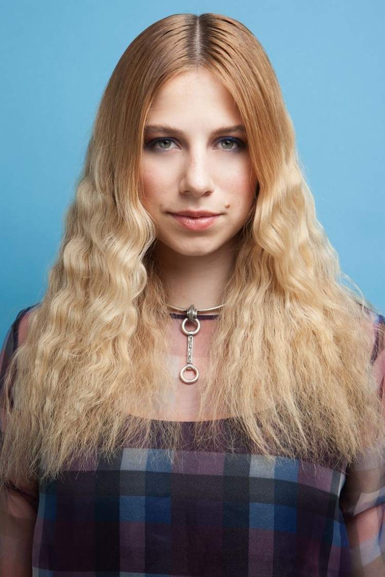Účes so stredovým delením a 2/3 vlnitými vlasmi 80. roky-účesy-dlhé-vlasy-krimpovanie-blond-stredná rozchod-