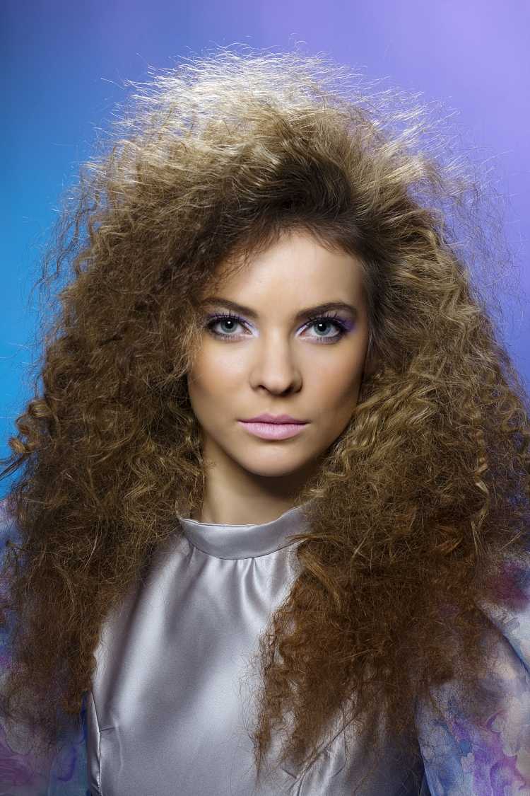 tento účes môžete urobiť sami pomocou videa nižšie 80. roky-účesy-objem-vlasy-cerimpen-party-look-dlhé