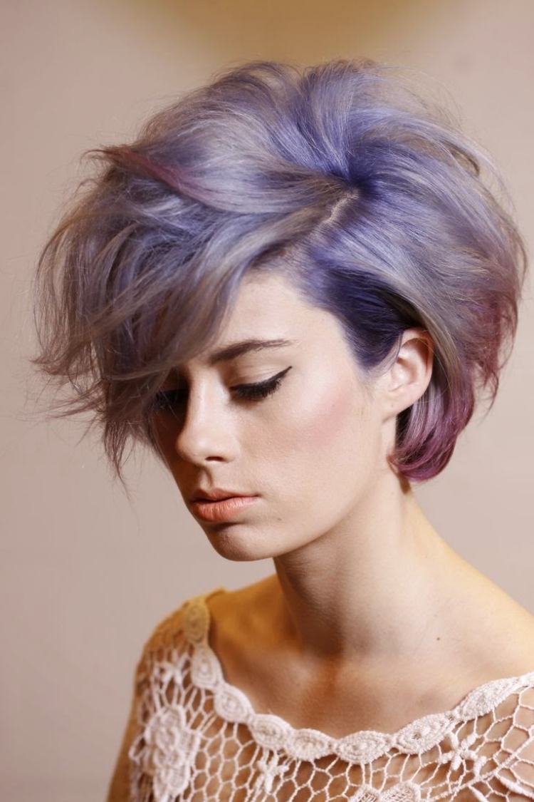 extravagantná lila farba a silný objem 80. rok-účes-fialové-vlasy-farba-blond-objem-purpurová-blond