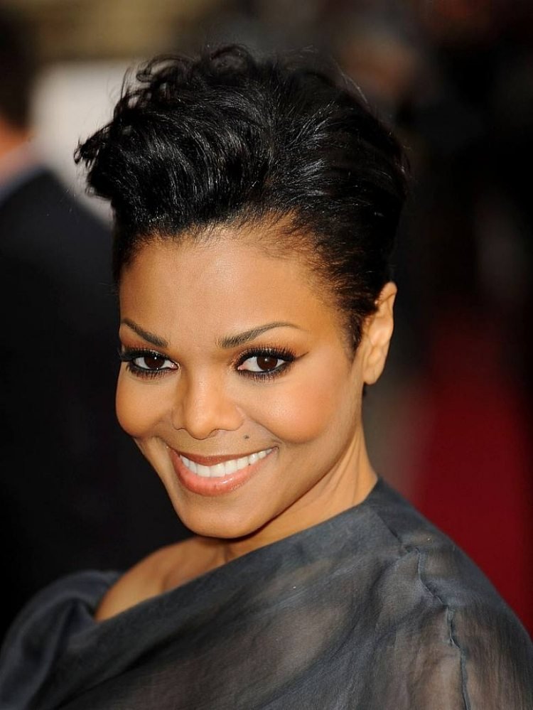 krátky účes s väčším objemom na temene hlavy od Janet Jackson 80. roky-účesy-krátke-vlasy-elegantný-vzhľad-janet-jackson