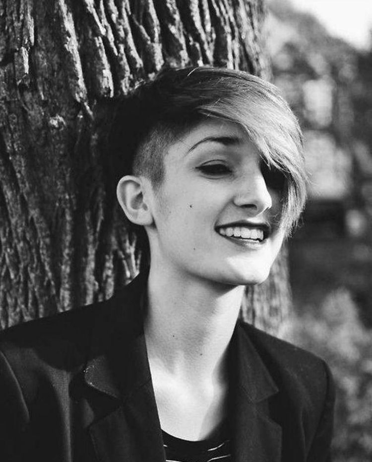 krátka verzia s bočným holením a dlhou ofinou 80. roky-účesy-krátke vlasy-bokom-razur-ofina-punk