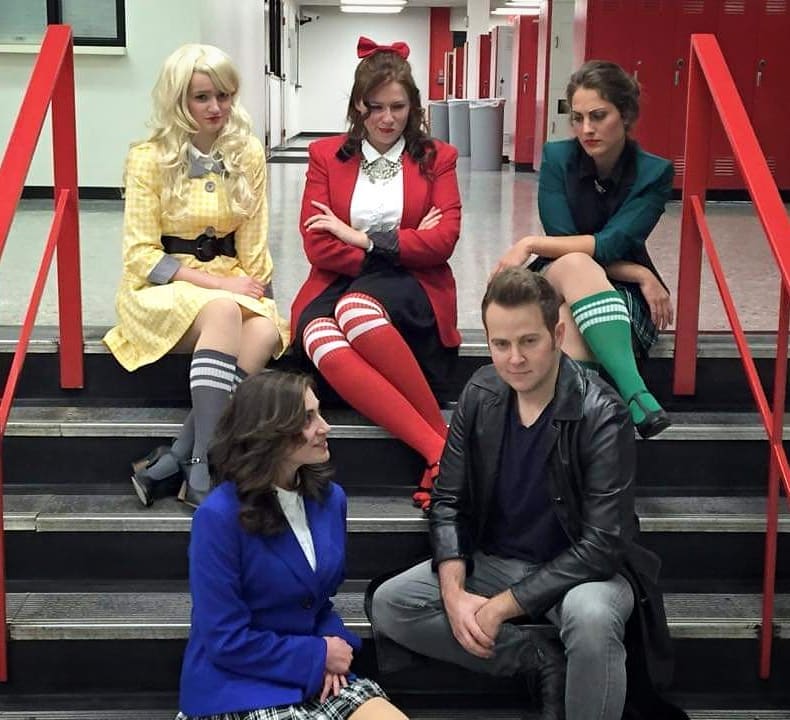 Nápady na skupinové kostýmy z 80. rokov robia Halloweenský kostým Heathers sami