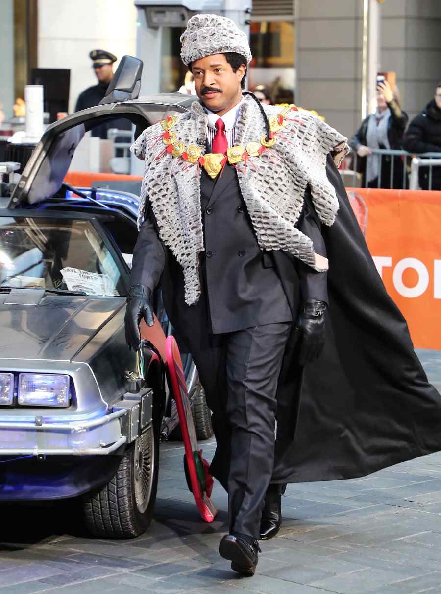 kostým princa zamundy s leopardím kožúškom a zlatou retiazkou