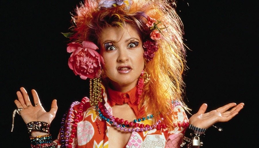 cindy lauper si vyrobila vlastný kostým s bujným účesom, farbou vlasov a farebnými retiazkami, náušnicami a náramkami