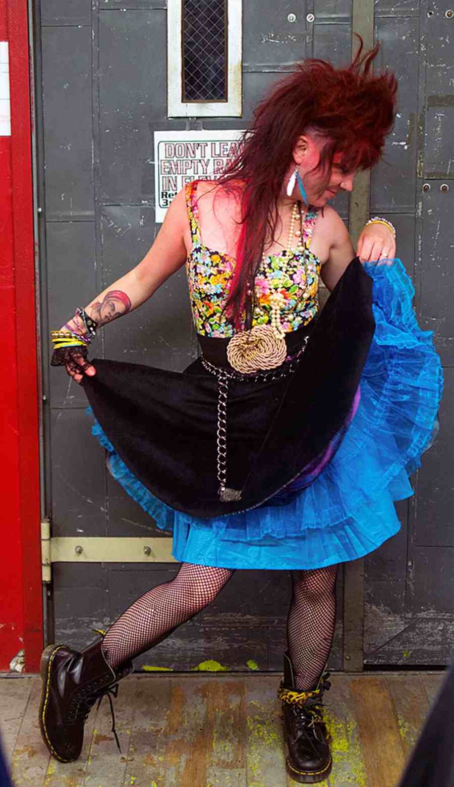 Dámske kostýmy z 80. rokov s dvoma sukňami, farebnou vrchnou časťou, pančuchami a čižmami