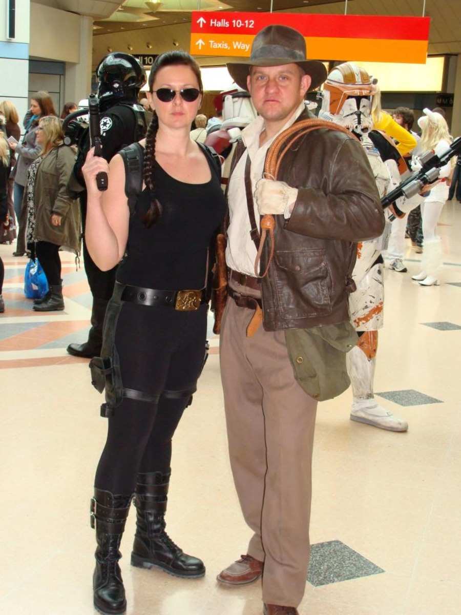 žena v čiernom ako lara croft oblečená vedľa muža v kostýme indiana jonesa