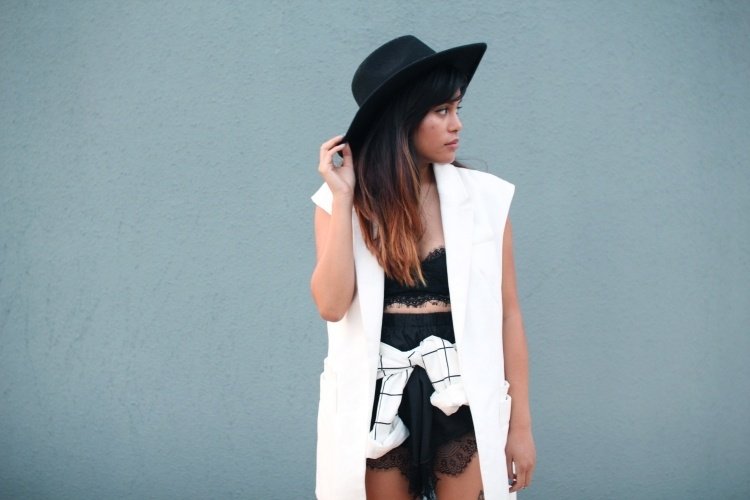 Móda 80. rokov-čierno-biela-fedora-ombre-vlasy-biela