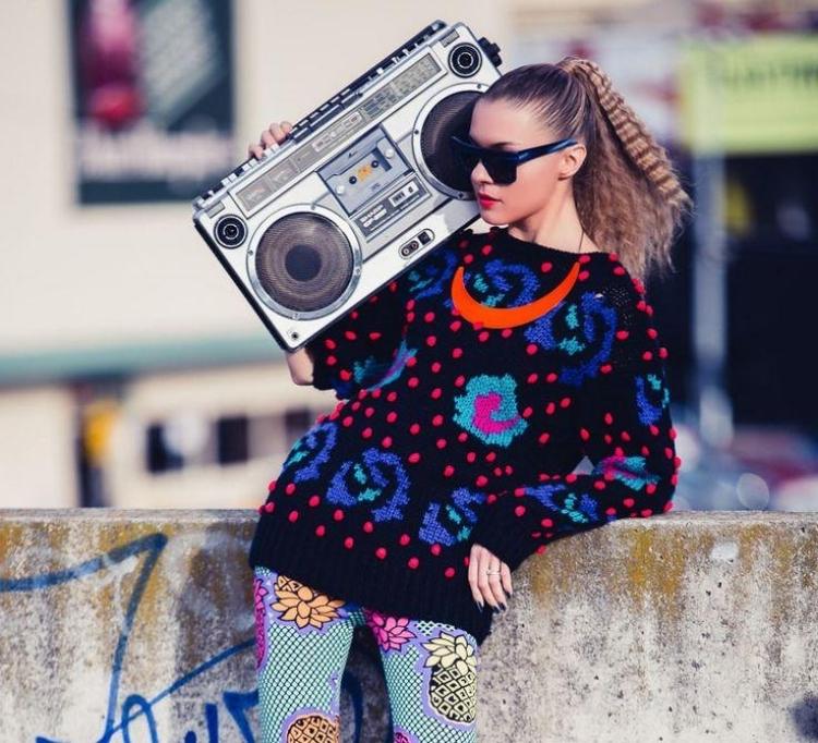 Kazetový magnetofón 80. rokov-farebné-neónové-farebné-legíny-sveter-vzor-kazeta