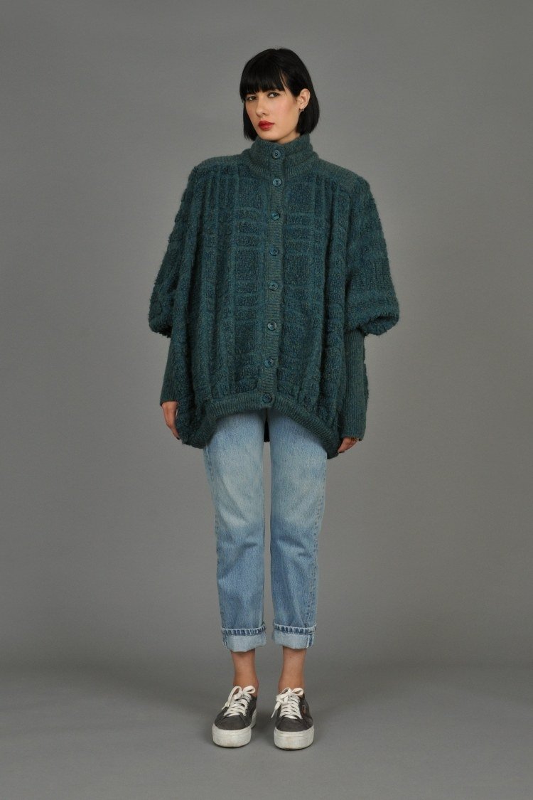 80. roky-móda-tenisky-nadrozmerný-sveter-pletené-rifle