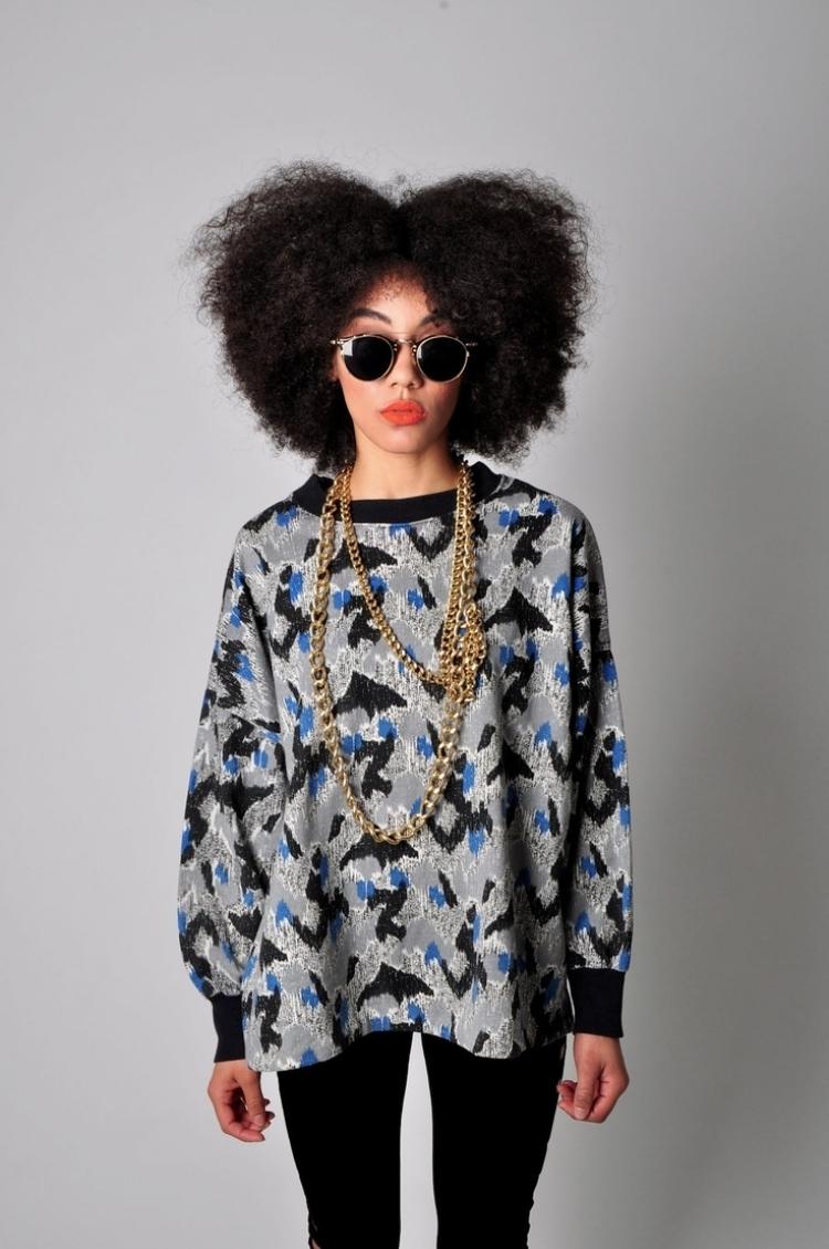 80. móda-farebný vzor-čierno-sivý-sveter-mikina-retiazka-slnečné okuliare